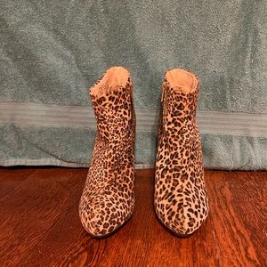 Diba 7.5 felt like cheetah print boots